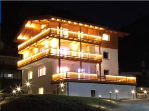 Alpenmond Appartment Halbmond لوتاش المظهر الخارجي الصورة